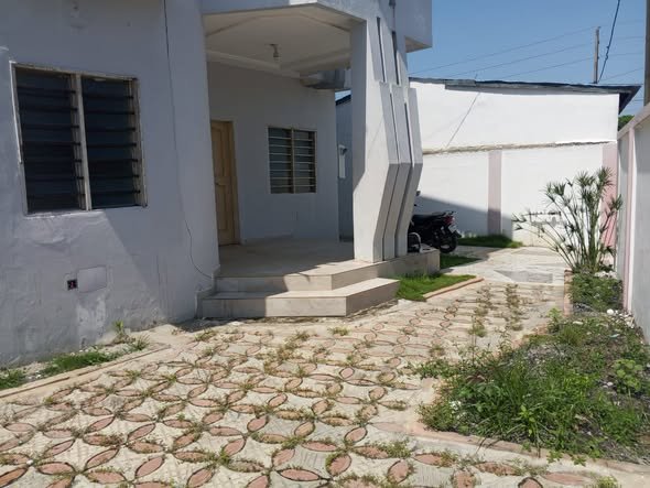 Villa luxueuse de 4 pièces avec terrasse spacieuse et jardin verdoyant