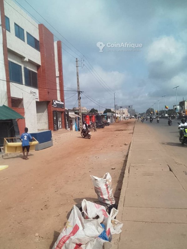 Terrain constructible de 325 m² avec titre foncier personnel en bordure de route inter-États