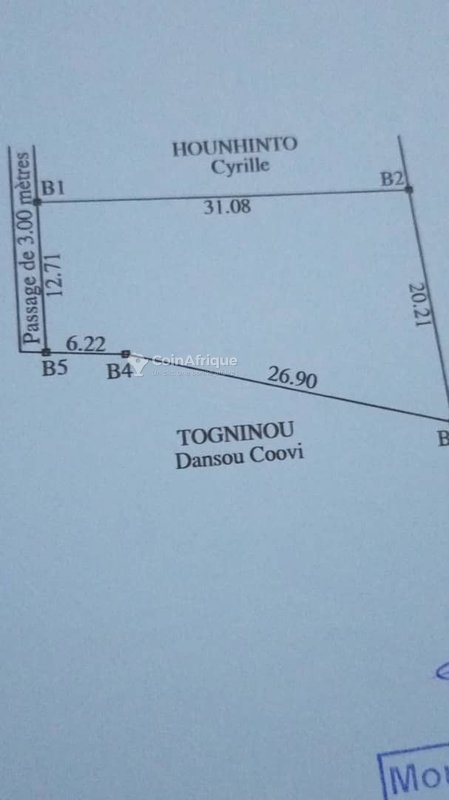 Villa spacieuse de 5 pièces avec toiture partiellement installée et portes en fer