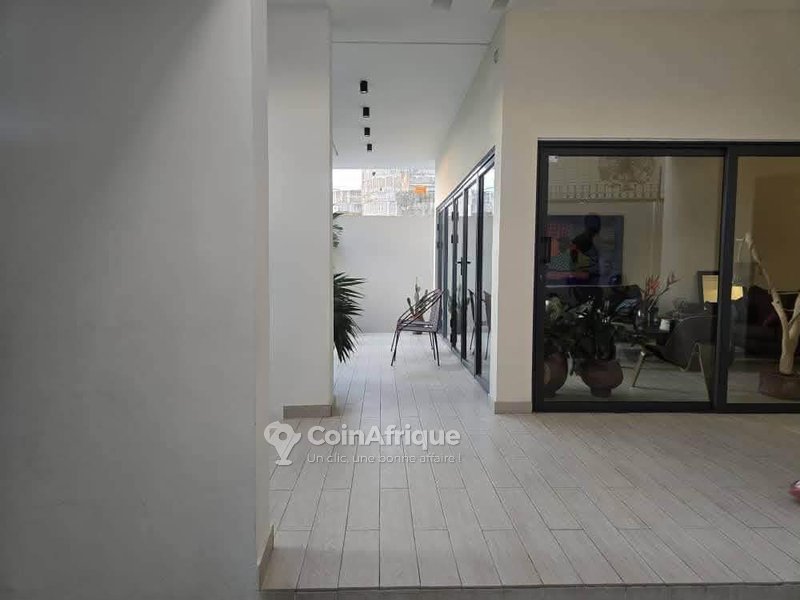 Villa luxueuse de 5 pièces avec suite parentale et sécurité haut de gamme