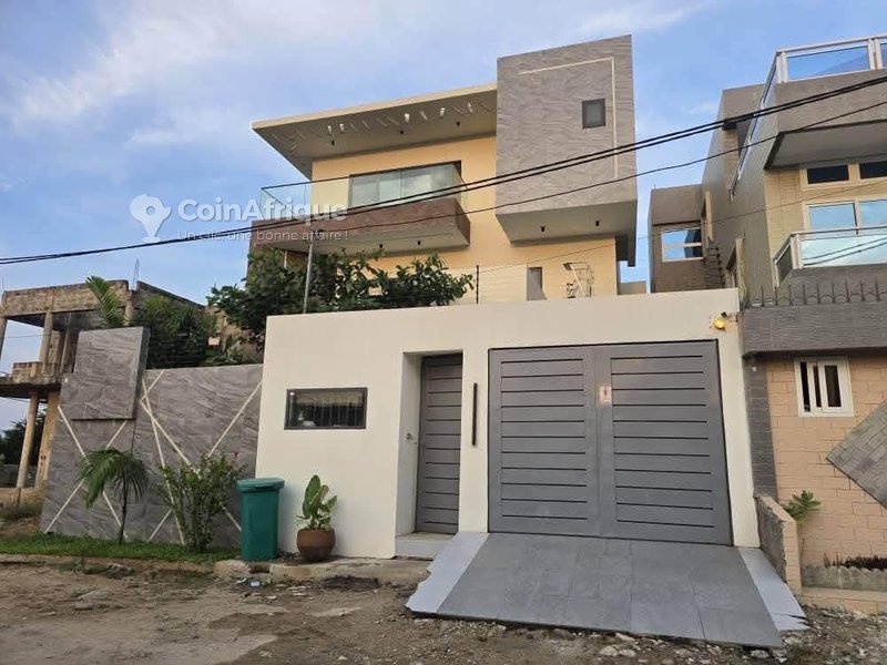Villa luxueuse de 5 pièces avec suite parentale et sécurité haut de gamme