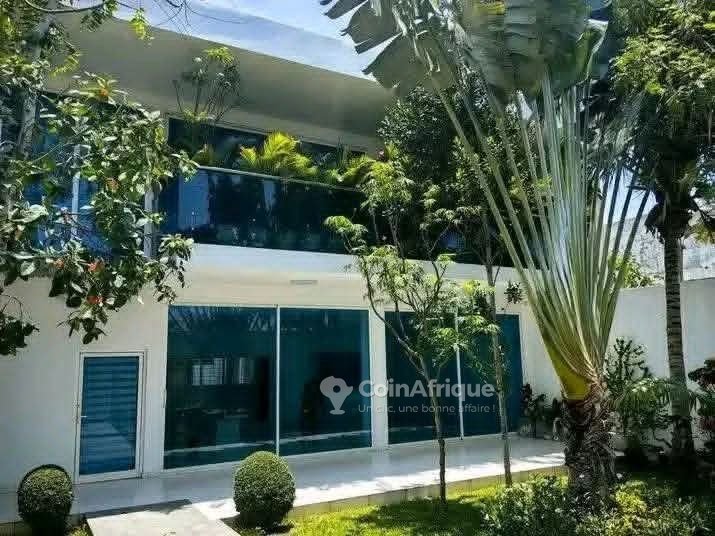 Villa luxueuse R+1 avec jardin et garage pour 2 véhicules