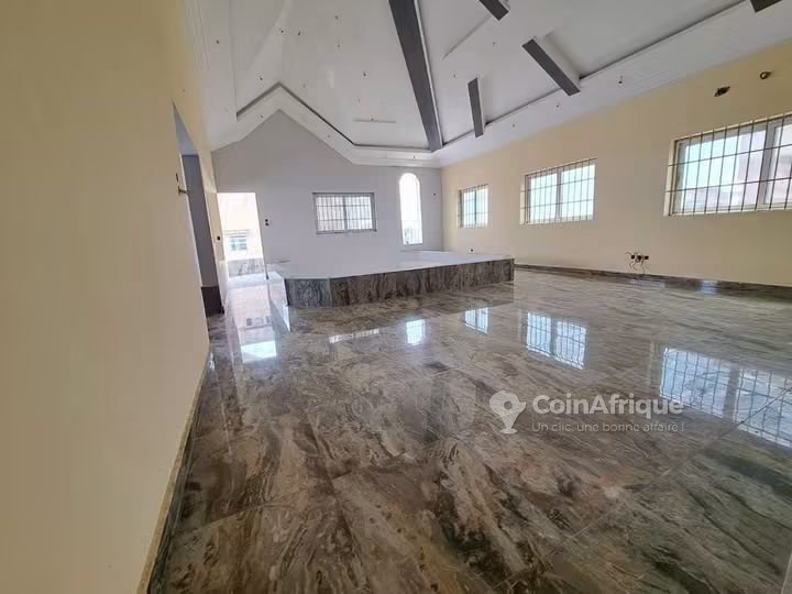 Villa luxueuse de 5 pièces avec garages spacieux et finitions haut de gamme