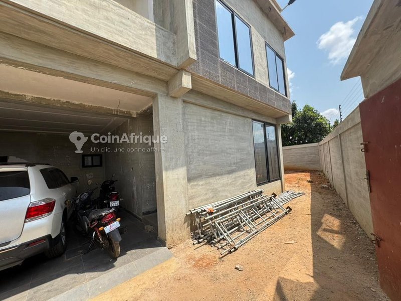 Villa luxueuse de 8 pièces avec piscine et mezzanine élégante