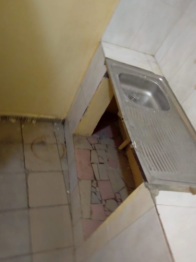 Appartement d'une chambre avec sanitaires dallés et accès véhicules