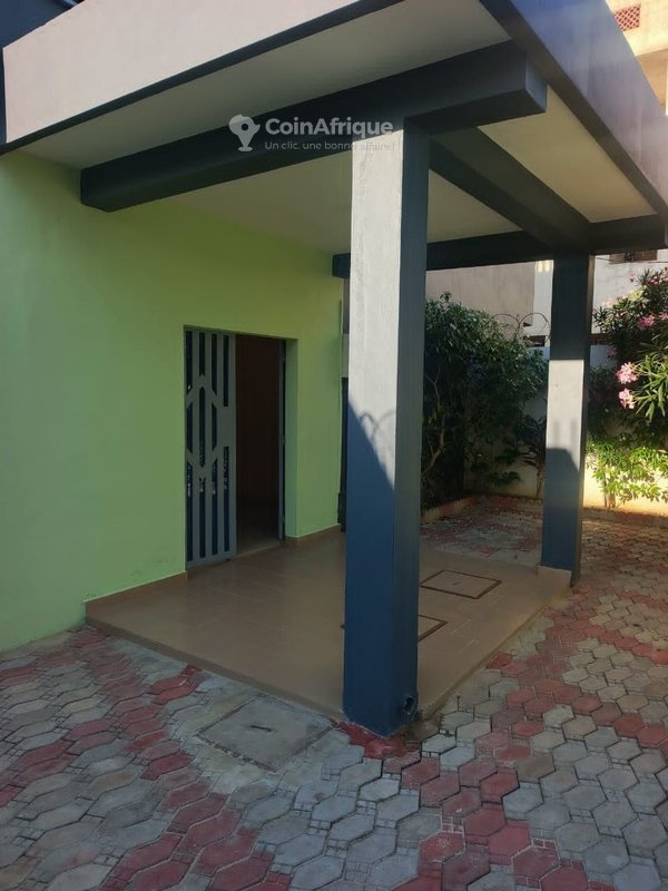Maison spacieuse de 4 pièces avec espace vert et garage privé