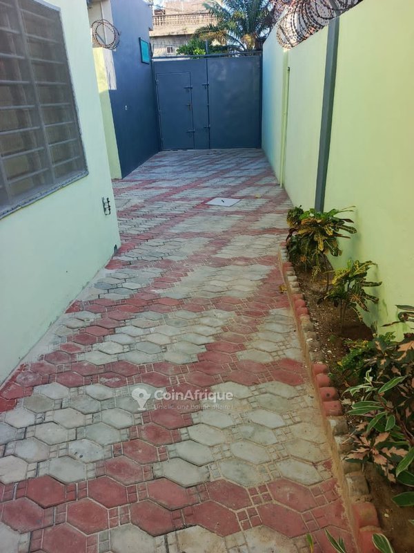 Maison spacieuse de 4 pièces avec espace vert et garage privé