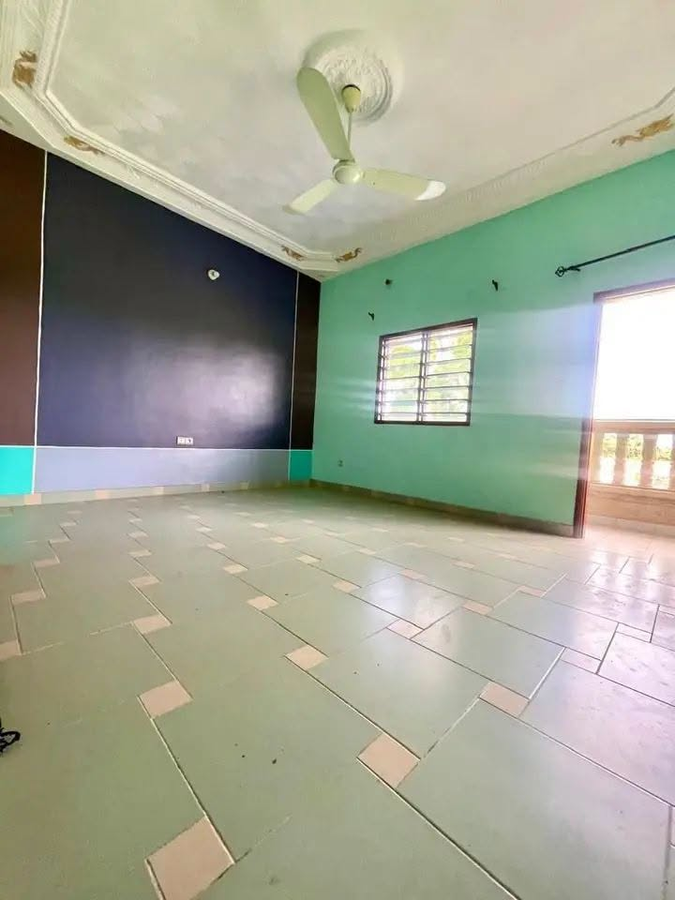 Appartement 1 pièce avec sanitaires modernes et accès voiture