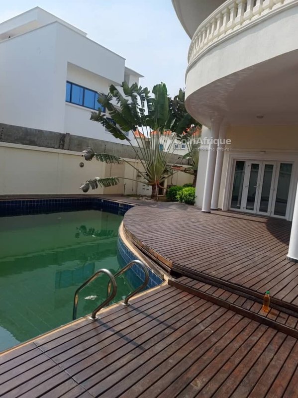 Villa luxueuse de 7 pièces avec piscine, jacuzzi et vue imprenable sur la plage