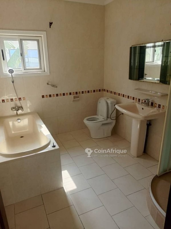Villa luxueuse de 7 pièces avec piscine, jacuzzi et vue imprenable sur la plage