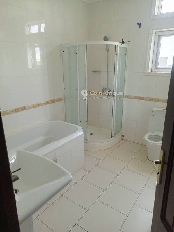 Villa luxueuse de 7 pièces avec piscine, jacuzzi et vue imprenable sur la plage