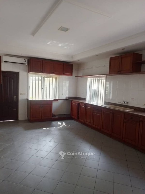 Villa luxueuse de 7 pièces avec piscine, jacuzzi et vue imprenable sur la plage