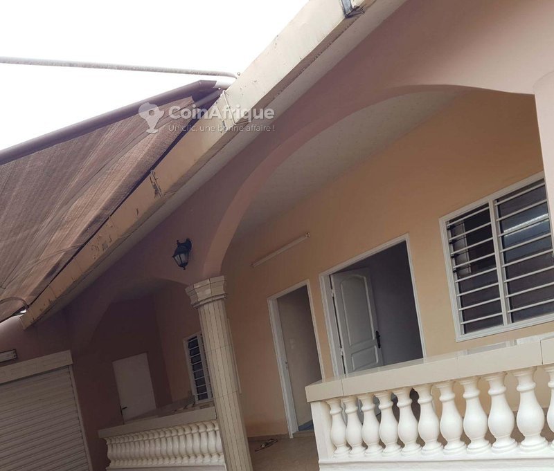 Villa spacieuse de 9 pièces avec climatisation et terrasse luxueuse