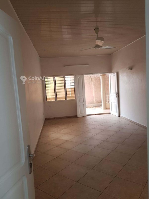 Villa spacieuse de 9 pièces avec climatisation et terrasse luxueuse