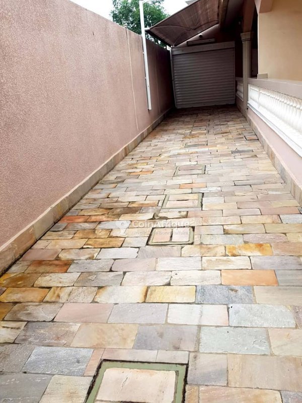 Villa spacieuse de 9 pièces avec climatisation et terrasse luxueuse