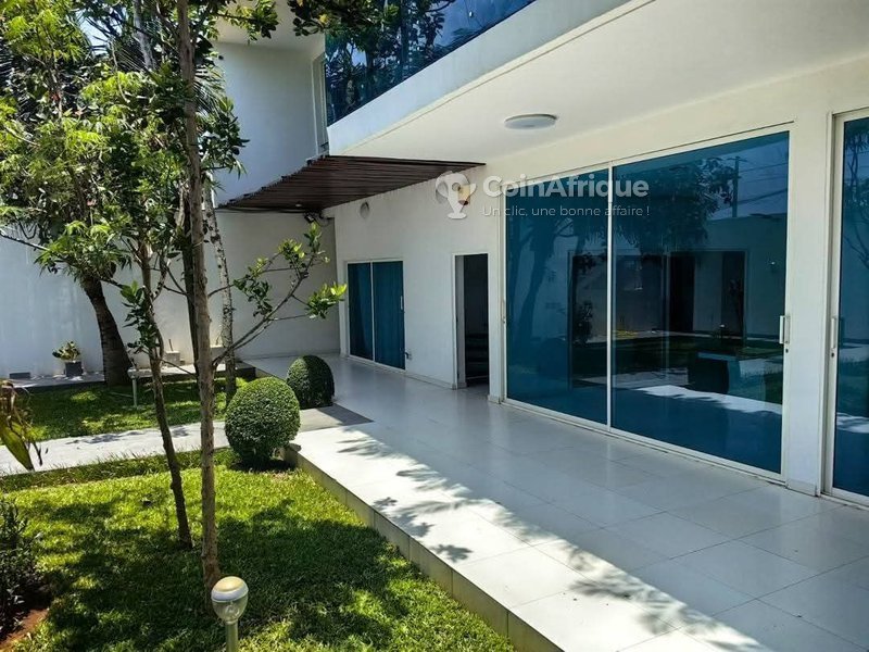 Villa luxueuse de 4 pièces avec jardin aménagé et garage spacieux