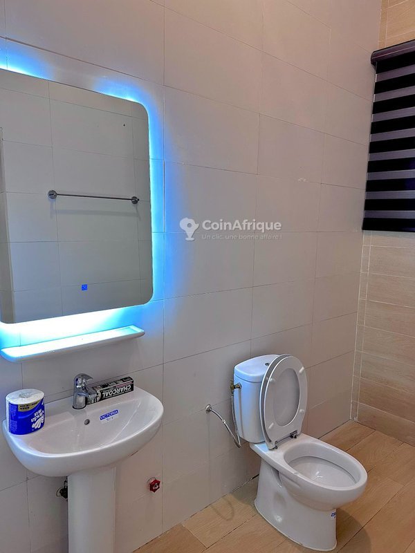 Appartement meublé de 2 pièces avec salon spacieux et emplacement privilégié en RDC