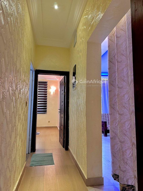 Appartement meublé de 2 pièces avec salon spacieux et emplacement privilégié en RDC
