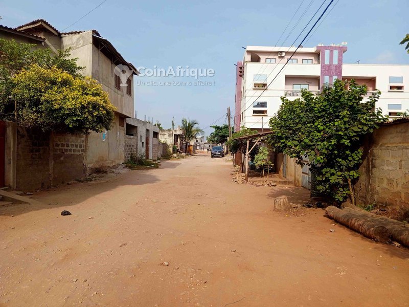 Terrain constructible de 329 m² avec documents à jour et accès pavé