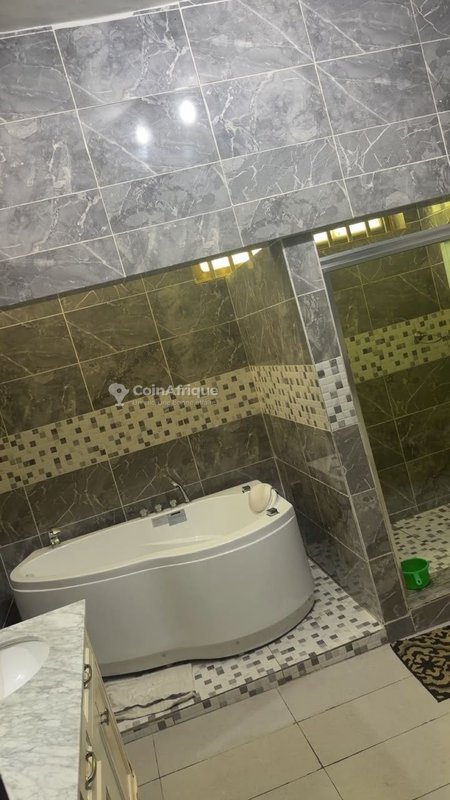 Villa luxueuse de 7 pièces avec jardin spacieux et salles de bain multiples