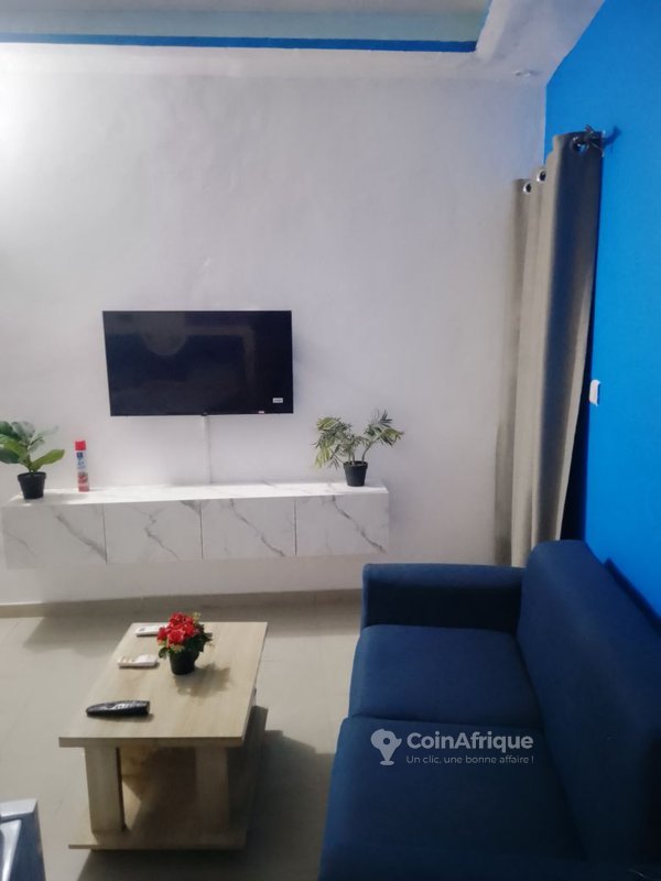 Studio meublé avec cuisine américaine et balcon personnel