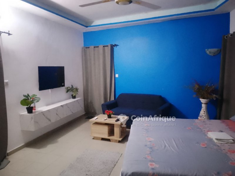 Studio meublé avec cuisine américaine et balcon personnel