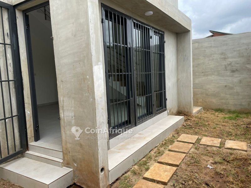 Villa luxueuse de 4 pièces avec cuisine américaine et staff moderne