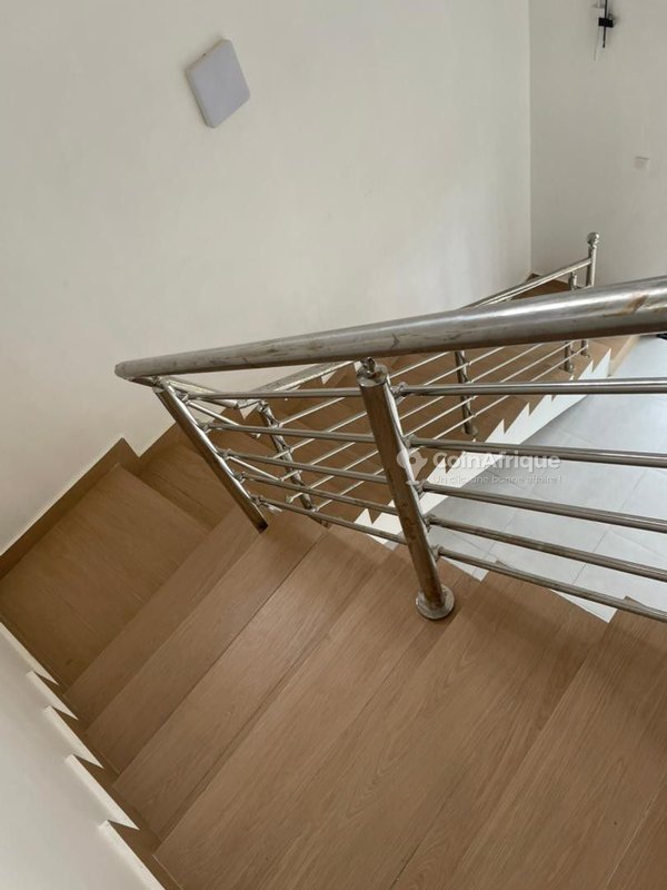 Villa luxueuse de 4 pièces avec cuisine américaine et staff moderne