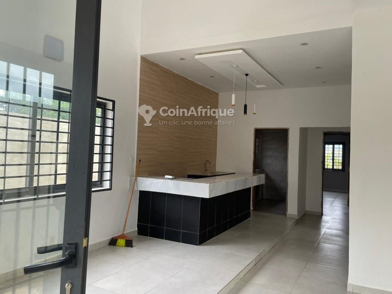 Villa luxueuse de 4 pièces avec cuisine américaine et staff moderne