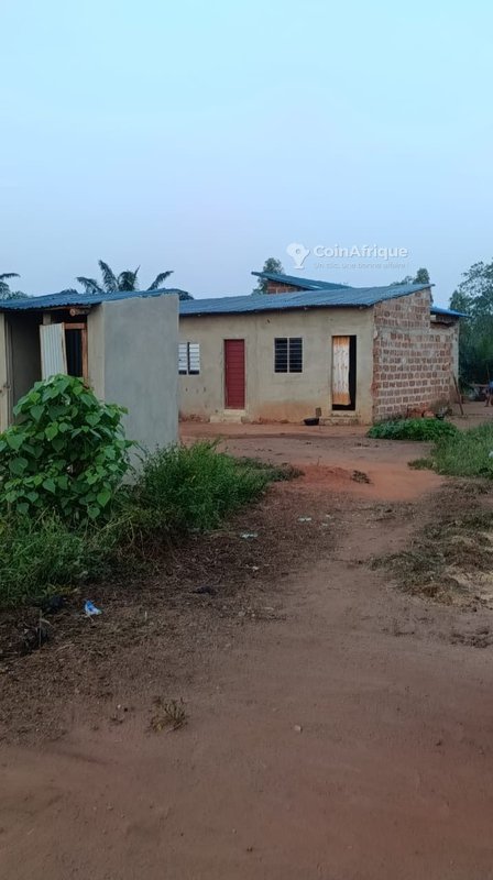 Terrain spacieux de 400 m² avec documents disponibles et propriétaire sur place