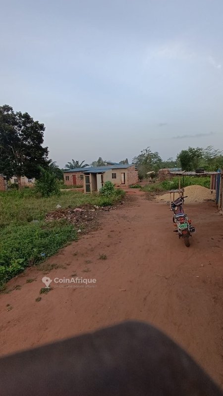 Terrain spacieux de 400 m² avec documents disponibles et propriétaire sur place