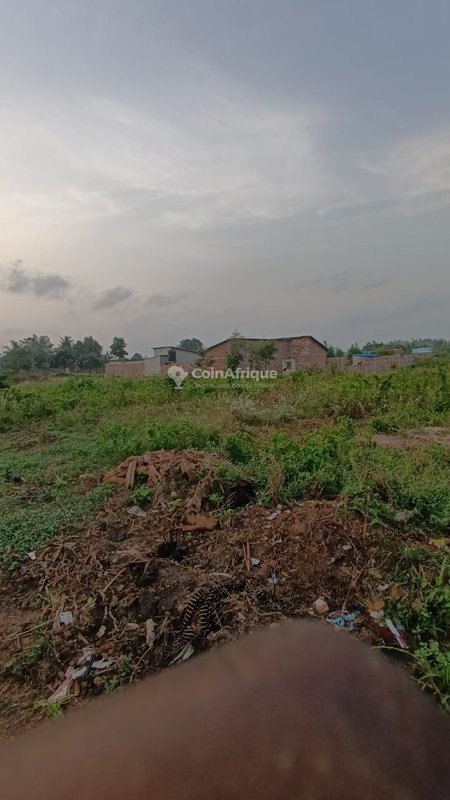 Terrain spacieux de 400 m² avec documents disponibles et propriétaire sur place