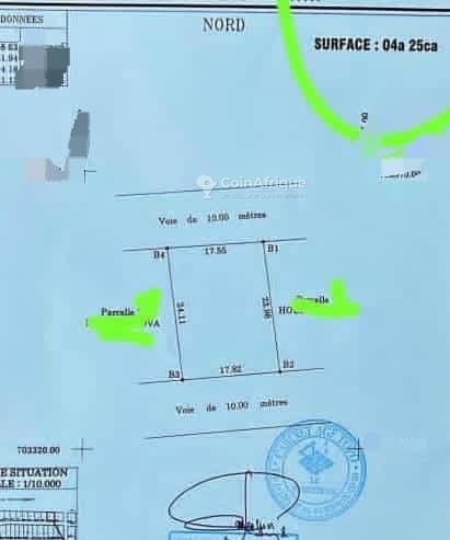 Terrain clôturé de 425 m² dans une zone résidentielle sécurisée avec lampadaire solaire