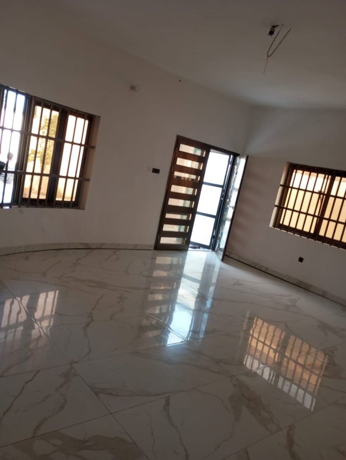 Maison de charme avec 2 chambres et garage double à Fidjrossè