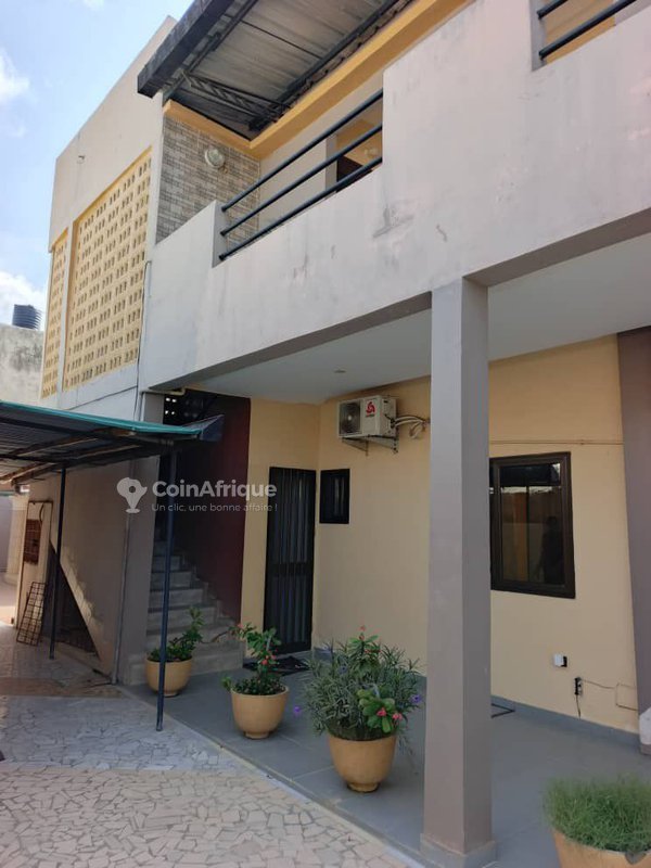 Villa duplex de 5 pièces avec titre foncier personnel et garage spacieux