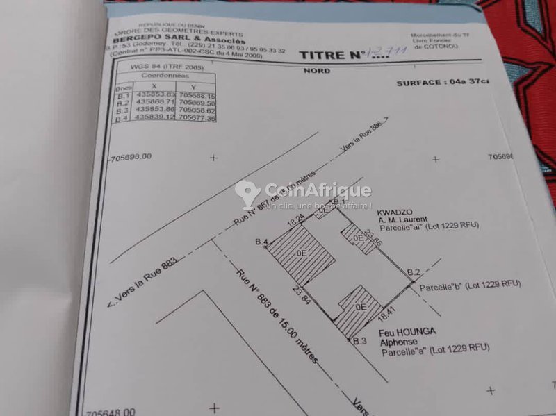 Terrain en angle de rue avec levé topographique et titre foncier - 437 m²
