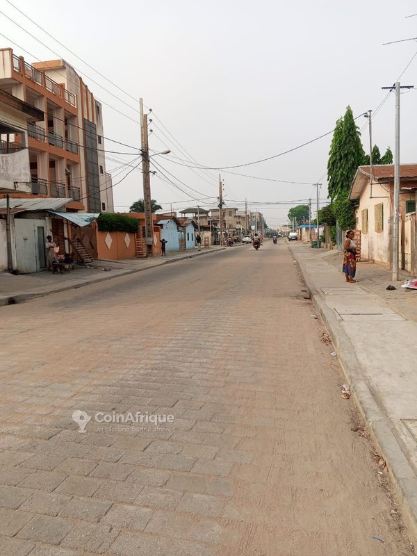 Terrain en angle de rue avec levé topographique et titre foncier - 437 m²