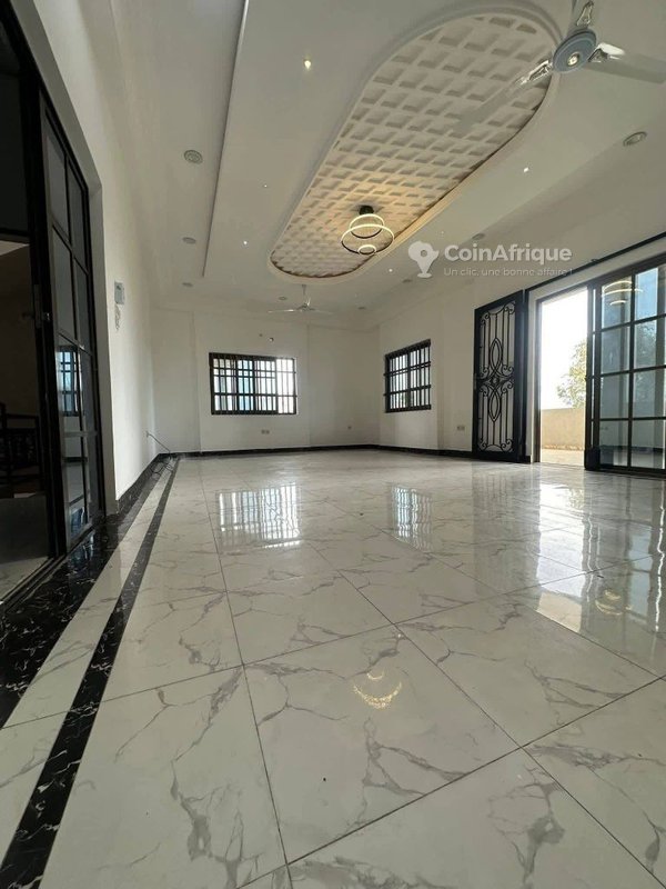 Villa luxueuse R+1 avec 7 pièces, proche de la mer et dotée d'une cascade décorative