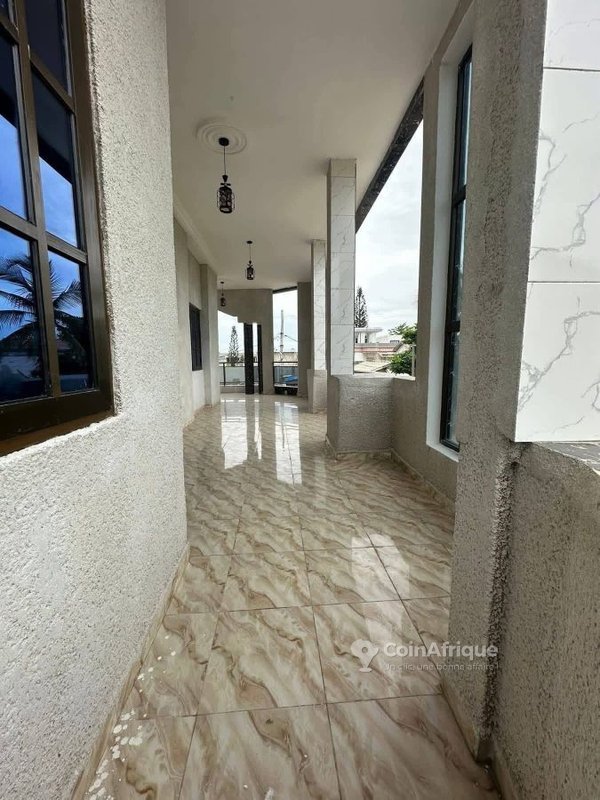 Villa luxueuse R+1 avec 7 pièces, proche de la mer et dotée d'une cascade décorative