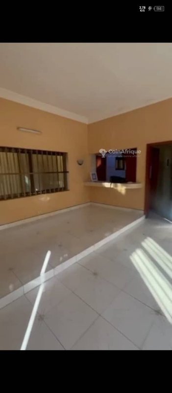 Villa luxueuse de 2 pièces avec style américain et deux garages