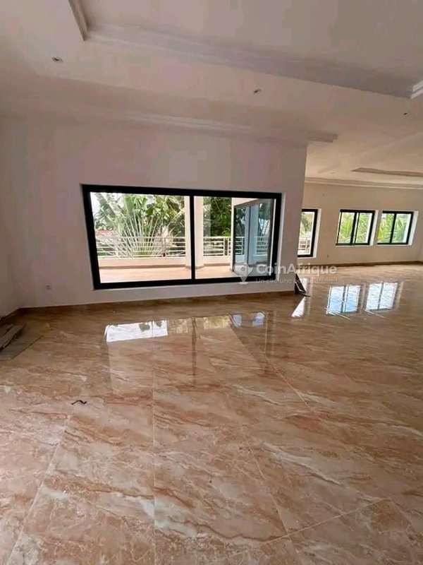 Appartement meublé de standing type penthouse avec terrasse privée et climatisation