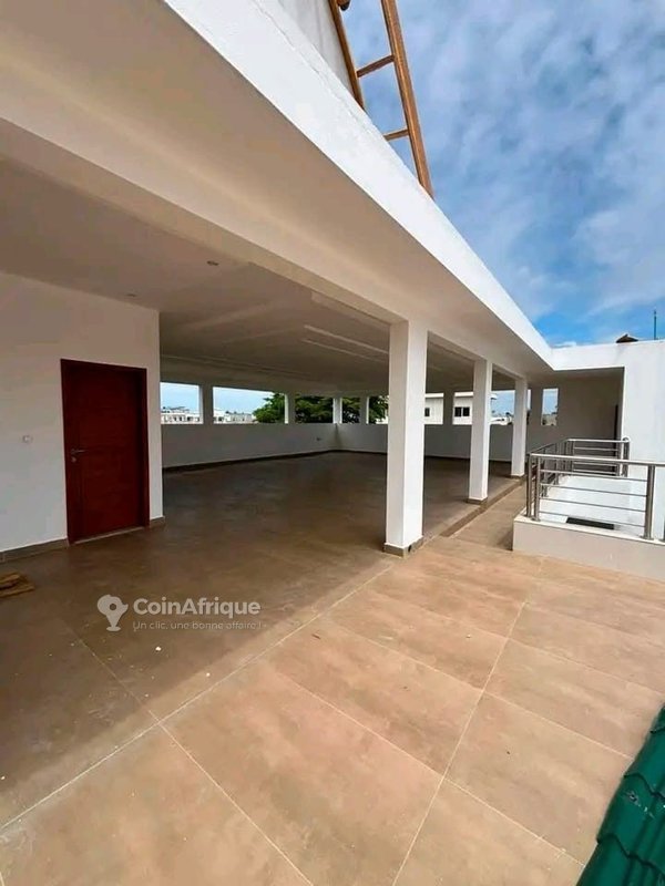 Appartement meublé de standing type penthouse avec terrasse privée et climatisation