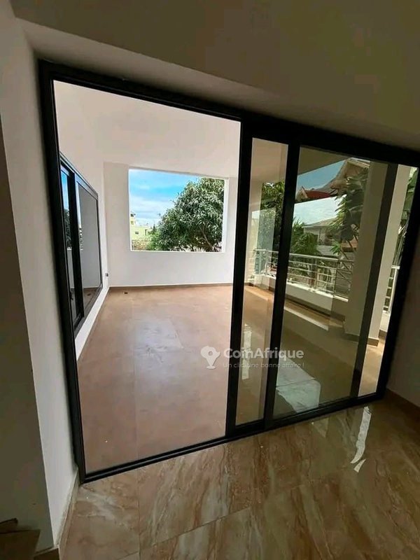 Appartement meublé de standing type penthouse avec terrasse privée et climatisation