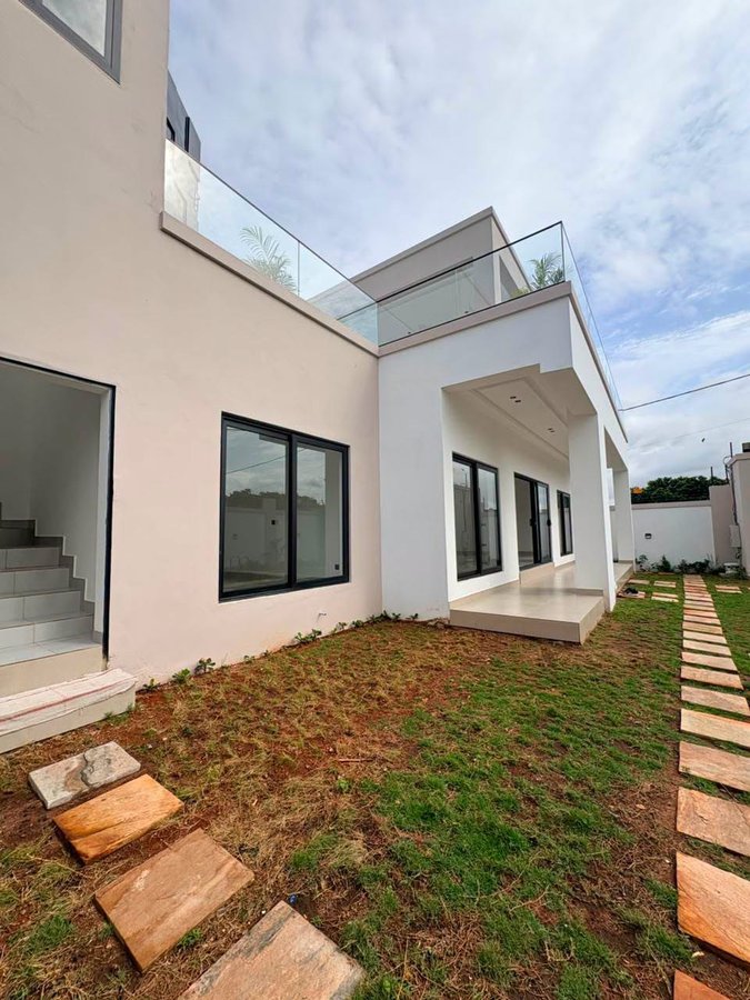 Villa luxueuse de 4 pièces avec piscine et jardin aménagé