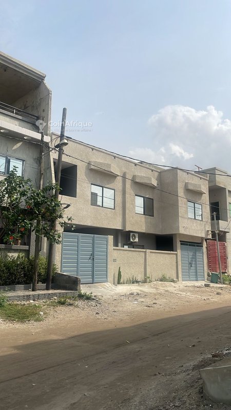 Immeuble locatif de 9 pièces avec rentabilité exceptionnelle et documents légaux complets