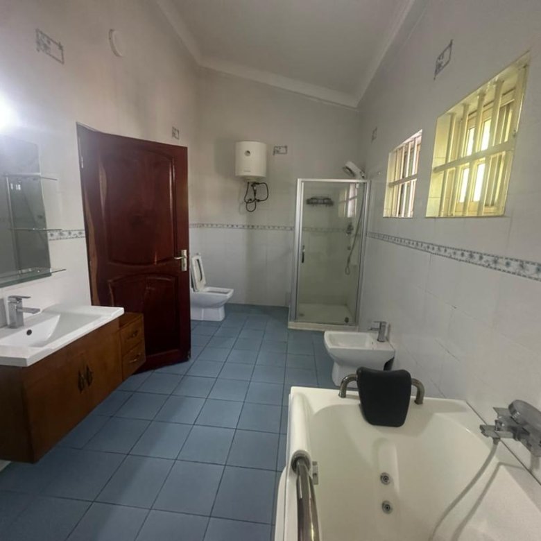 Villa luxueuse de 5 pièces avec piscine et jardin en location