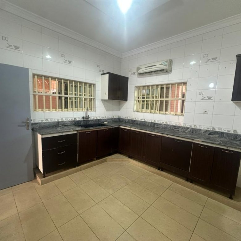 Villa luxueuse de 5 pièces avec piscine et jardin en location