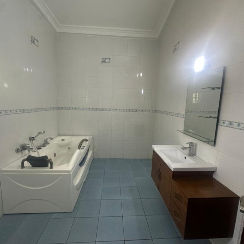 Villa luxueuse de 5 pièces avec piscine et jardin en location