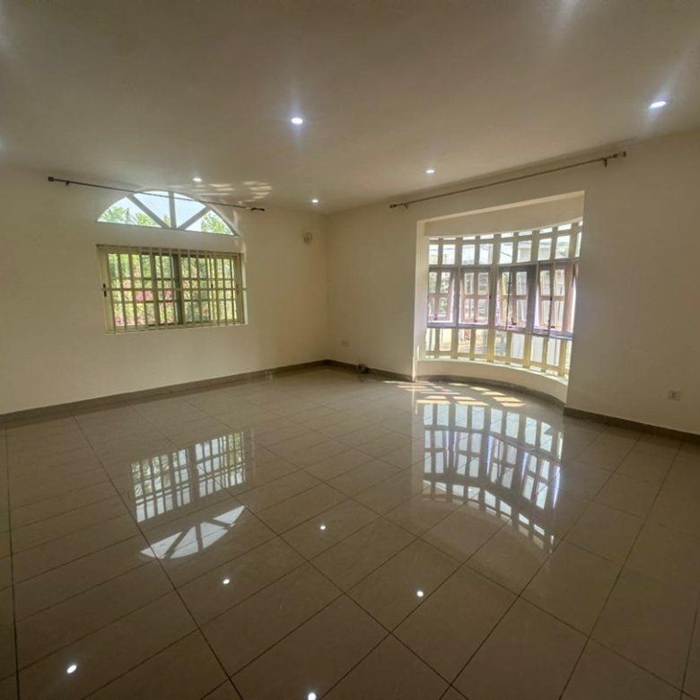 Villa luxueuse de 5 pièces avec piscine et jardin en location