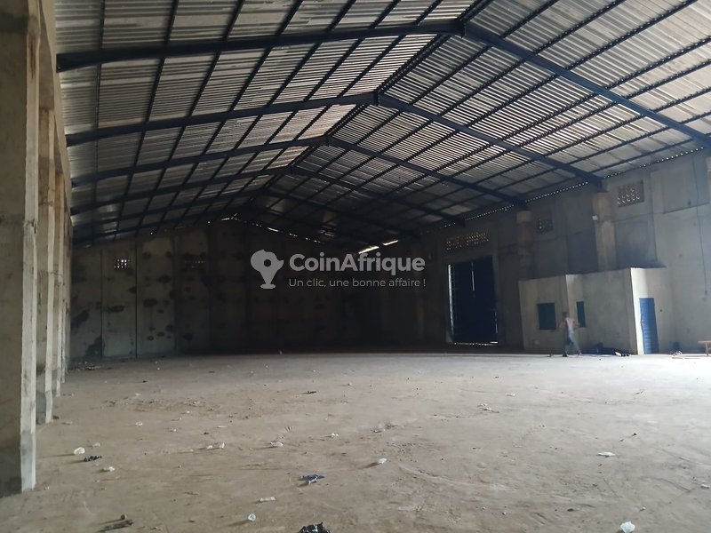 Magasin spacieux de 1000 m² avec emplacement stratégique en bordure de route goudronnée